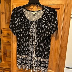 Black and white design top. Great for work to casual!